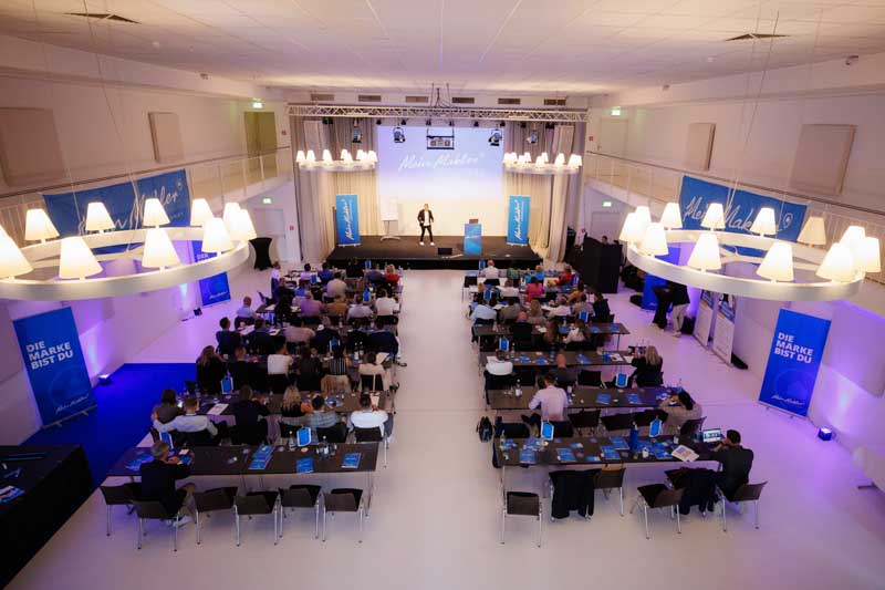 Stimmungsvolle Aufnahmen eines exklusiven Firmenevents mit Speaker-Programm und anschließender Abendveranstaltung: von der inspirierenden Keynote bis zum persönlichen Austausch in stilvollem Ambiente. Ideal für PR, Eventrückblicke und professionelle Außenwirkung.