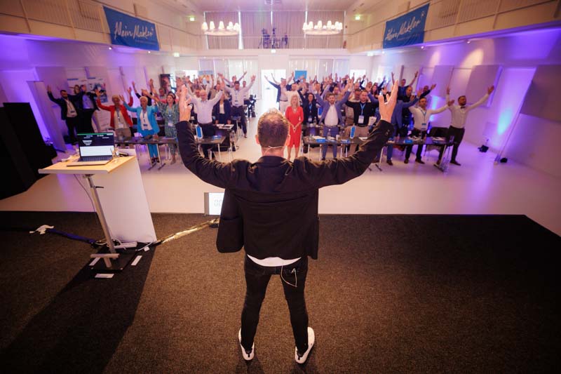 Stimmungsvolle Aufnahmen eines exklusiven Firmenevents mit Speaker-Programm und anschließender Abendveranstaltung: von der inspirierenden Keynote bis zum persönlichen Austausch in stilvollem Ambiente. Ideal für PR, Eventrückblicke und professionelle Außenwirkung.