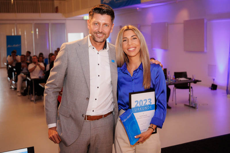 Stimmungsvolle Aufnahmen eines exklusiven Firmenevents mit Speaker-Programm und anschließender Abendveranstaltung: von der inspirierenden Keynote bis zum persönlichen Austausch in stilvollem Ambiente. Ideal für PR, Eventrückblicke und professionelle Außenwirkung.