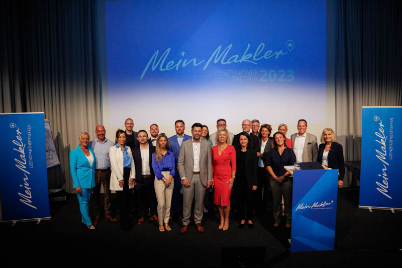 Stimmungsvolle Aufnahmen eines exklusiven Firmenevents mit Speaker-Programm und anschließender Abendveranstaltung: von der inspirierenden Keynote bis zum persönlichen Austausch in stilvollem Ambiente. Ideal für PR, Eventrückblicke und professionelle Außenwirkung.