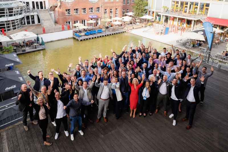 Stimmungsvolle Aufnahmen eines exklusiven Firmenevents mit Speaker-Programm und anschließender Abendveranstaltung: von der inspirierenden Keynote bis zum persönlichen Austausch in stilvollem Ambiente. Ideal für PR, Eventrückblicke und professionelle Außenwirkung.