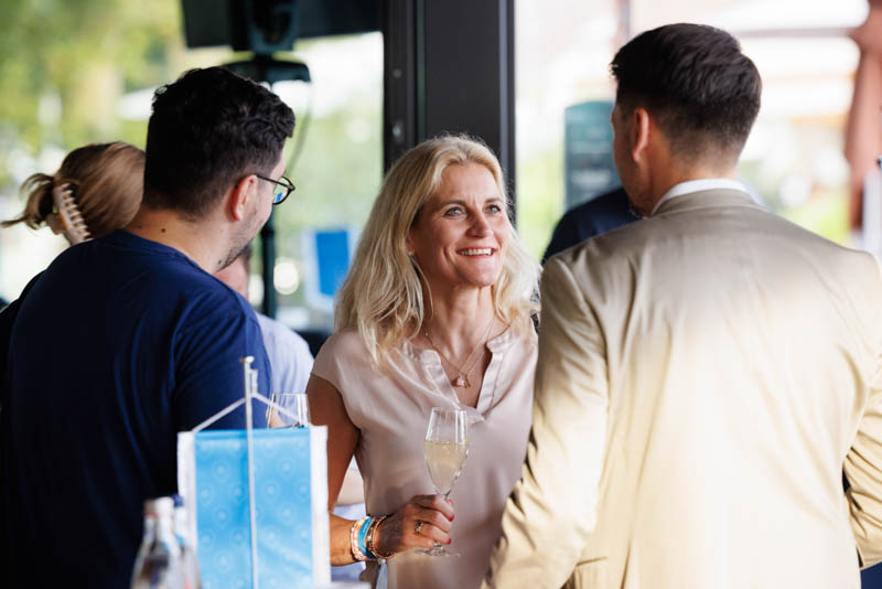 Stimmungsvolle Aufnahmen eines exklusiven Firmenevents mit Speaker-Programm und anschließender Abendveranstaltung: von der inspirierenden Keynote bis zum persönlichen Austausch in stilvollem Ambiente. Ideal für PR, Eventrückblicke und professionelle Außenwirkung.