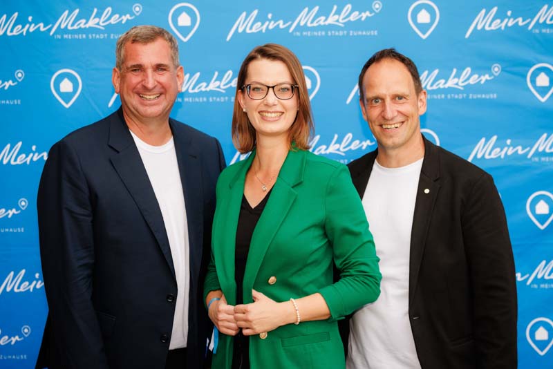 Stimmungsvolle Aufnahmen eines exklusiven Firmenevents mit Speaker-Programm und anschließender Abendveranstaltung: von der inspirierenden Keynote bis zum persönlichen Austausch in stilvollem Ambiente. Ideal für PR, Eventrückblicke und professionelle Außenwirkung.