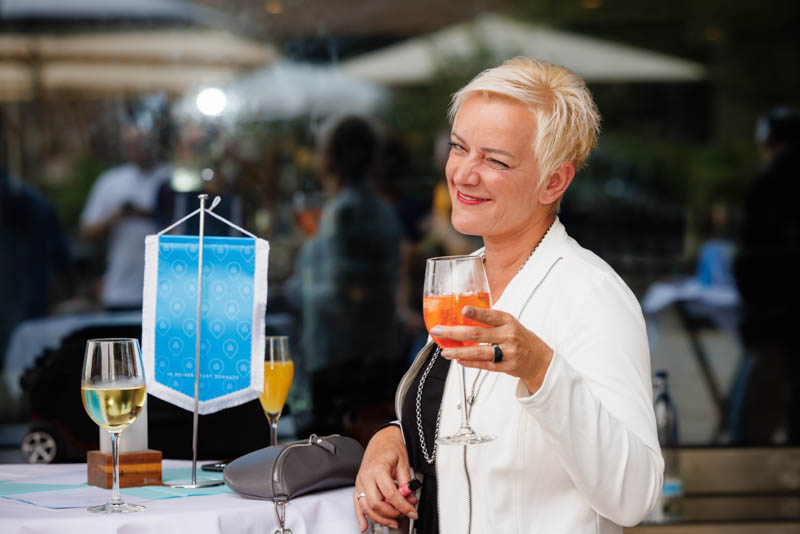 Stimmungsvolle Aufnahmen eines exklusiven Firmenevents mit Speaker-Programm und anschließender Abendveranstaltung: von der inspirierenden Keynote bis zum persönlichen Austausch in stilvollem Ambiente. Ideal für PR, Eventrückblicke und professionelle Außenwirkung.