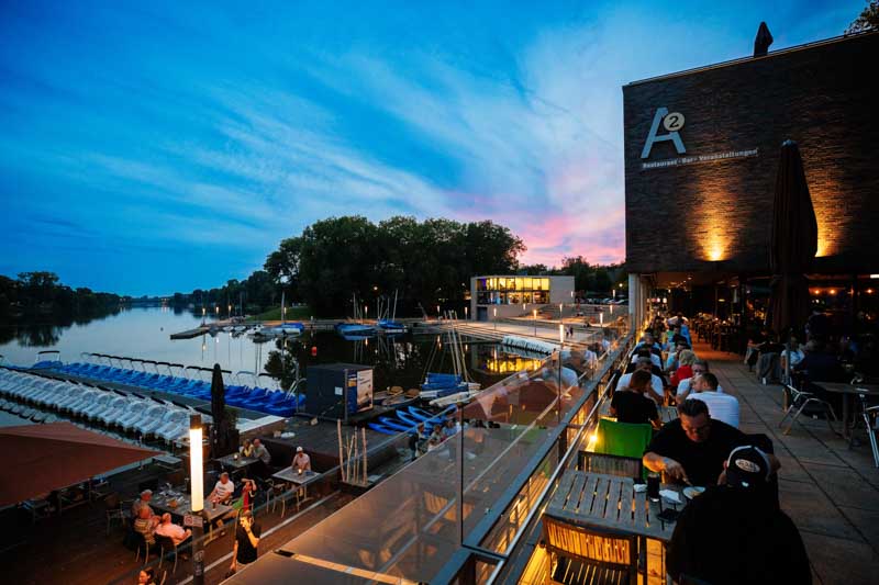 Stimmungsvolle Aufnahmen eines exklusiven Firmenevents mit Speaker-Programm und anschließender Abendveranstaltung: von der inspirierenden Keynote bis zum persönlichen Austausch in stilvollem Ambiente. Ideal für PR, Eventrückblicke und professionelle Außenwirkung.