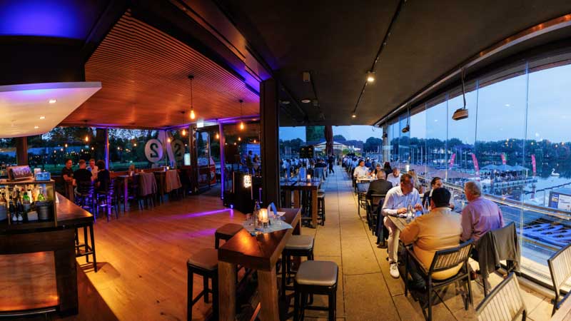 Stimmungsvolle Aufnahmen eines exklusiven Firmenevents mit Speaker-Programm und anschließender Abendveranstaltung: von der inspirierenden Keynote bis zum persönlichen Austausch in stilvollem Ambiente. Ideal für PR, Eventrückblicke und professionelle Außenwirkung.