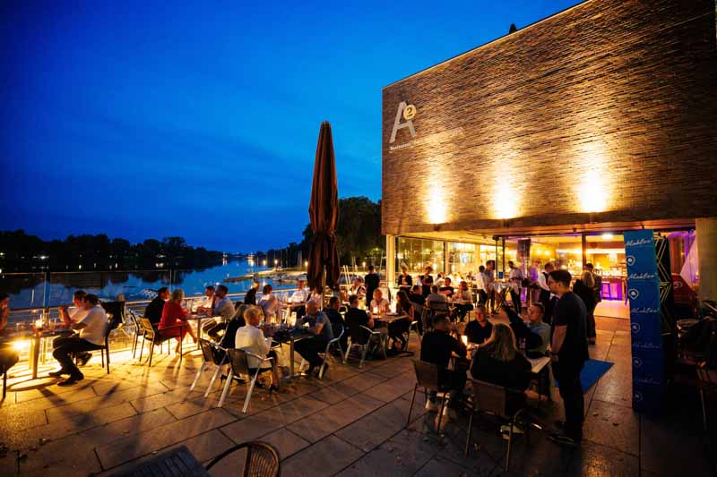 Stimmungsvolle Aufnahmen eines exklusiven Firmenevents mit Speaker-Programm und anschließender Abendveranstaltung: von der inspirierenden Keynote bis zum persönlichen Austausch in stilvollem Ambiente. Ideal für PR, Eventrückblicke und professionelle Außenwirkung.