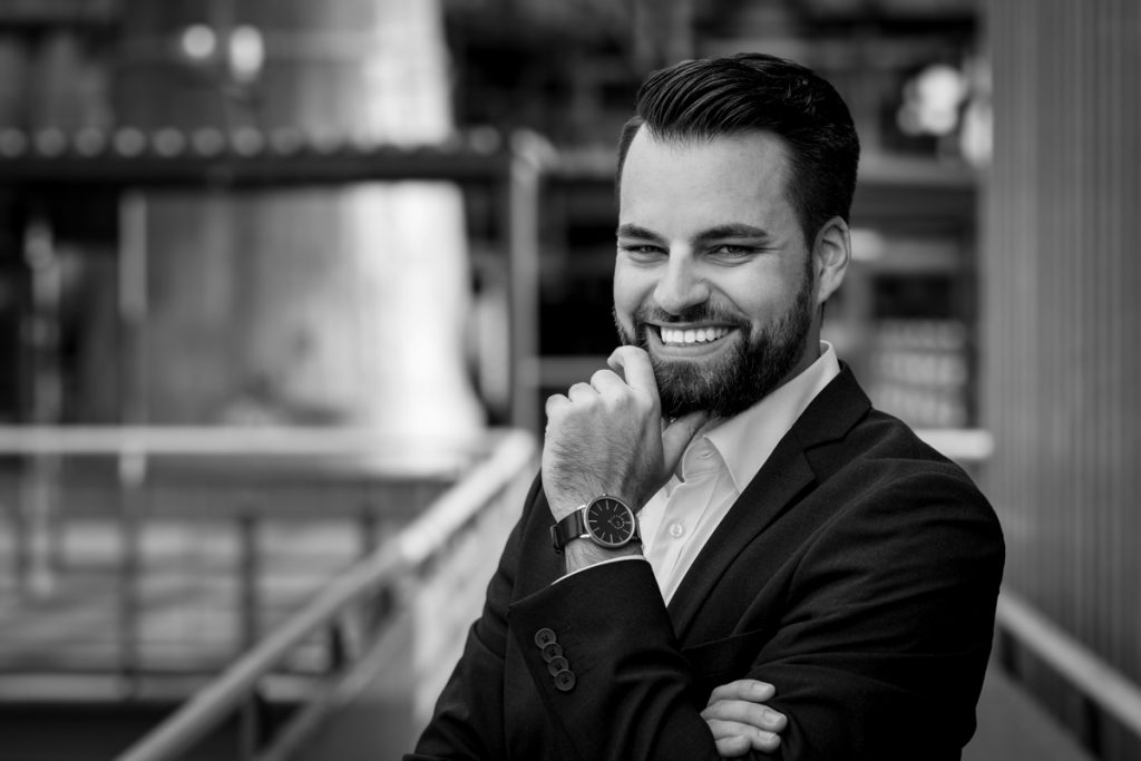 Authentisches Mitarbeiterporträt in der Natur on Location in NRW für Presse und Social Media.