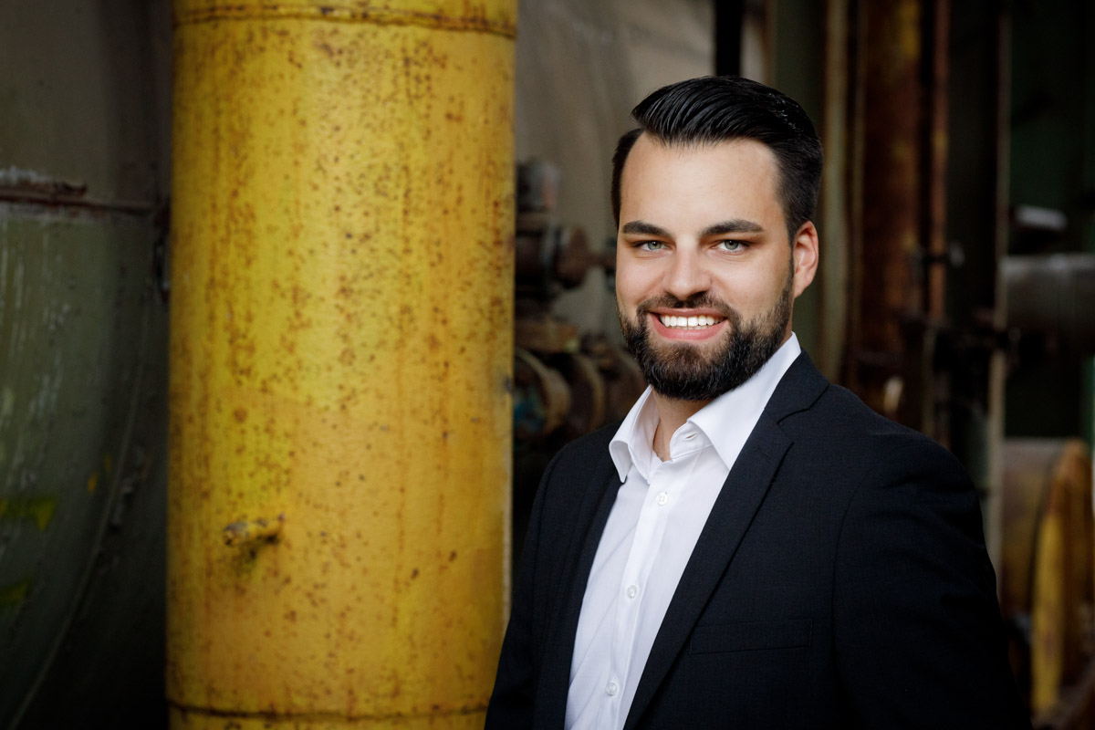 Authentisches Mitarbeiterporträt in der Natur on Location in NRW für Presse und Social Media.