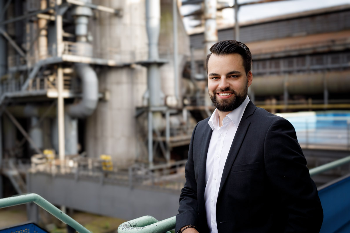 Authentisches Mitarbeiterporträt in der Natur on Location in NRW für Presse und Social Media.