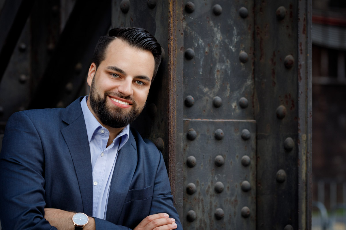 Authentisches Mitarbeiterporträt in der Natur on Location in NRW für Presse und Social Media.