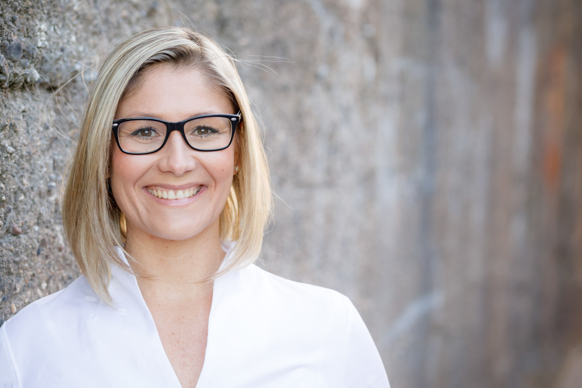 Authentisches Mitarbeiterporträt in der Natur on ocation in NRW für Presse und Social Media.