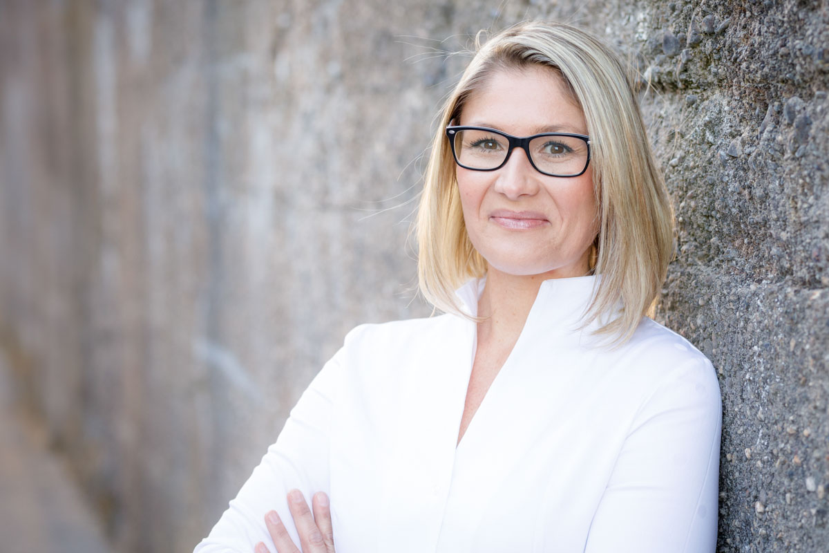 Authentisches Mitarbeiterporträt in der Natur on Location in NRW für Presse und Social Media.