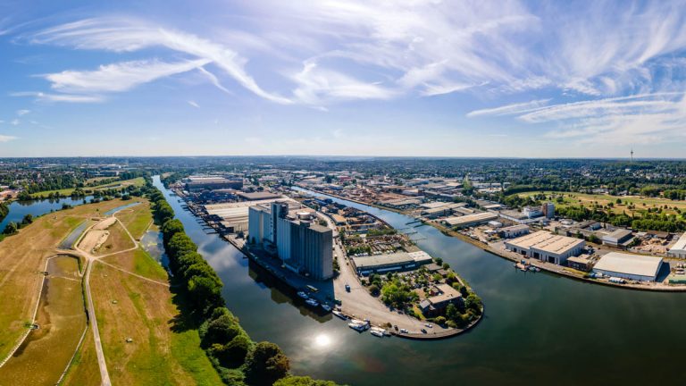 Erfahrener Industriefotograf aus NRW – authentische und präzise Unternehmensfotografie im Ruhrgebiet und deutschlandweit. Spezialisiert auf Industrie, Technik und Business-Aufnahmen für starke Markenauftritte und visuelles Storytelling