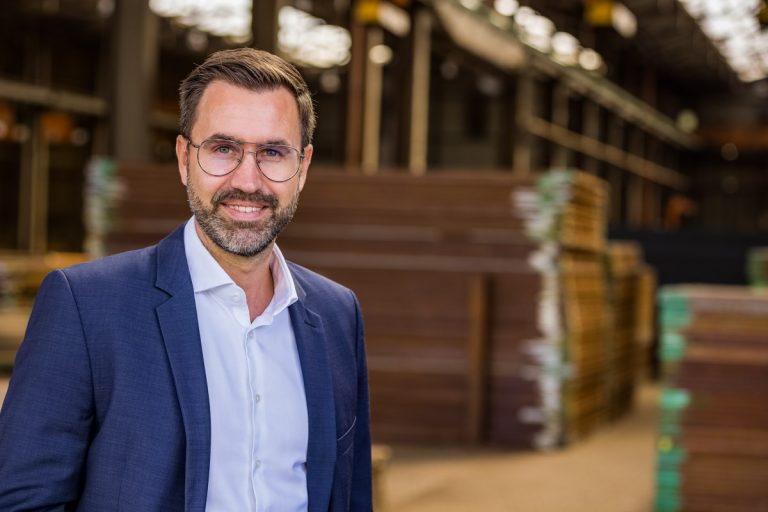 Erfahrener Industriefotograf aus NRW – authentische und präzise Unternehmensfotografie im Ruhrgebiet und deutschlandweit. Spezialisiert auf Industrie, Technik und Business-Aufnahmen für starke Markenauftritte und visuelles Storytelling