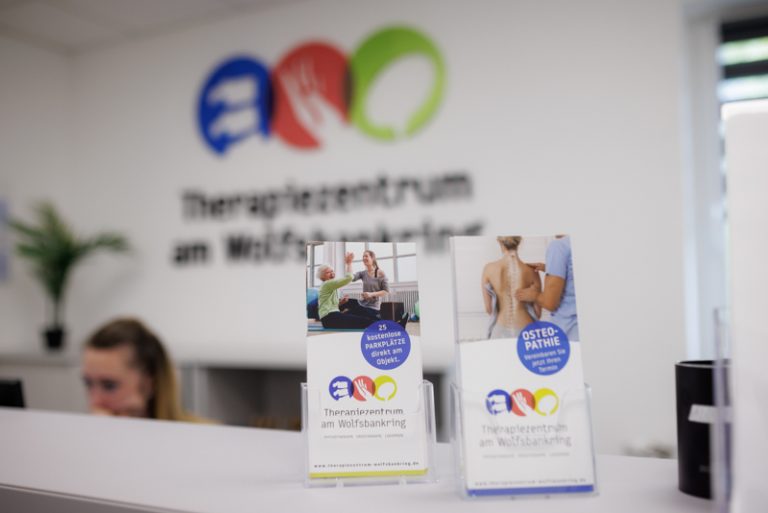 Der Fotograf dokumentiert eine therapeutische Sitzung, sei es in der Logopädie oder Physiotherapie. In der Logopädie arbeitet der Therapeut mit einem Patienten an Sprachübungen, während in der Physiotherapie manuelle Therapien durchgeführt werden. Der Fokus liegt auf der professionellen Behandlung und der ruhigen, vertrauensvollen Praxisatmosphäre.