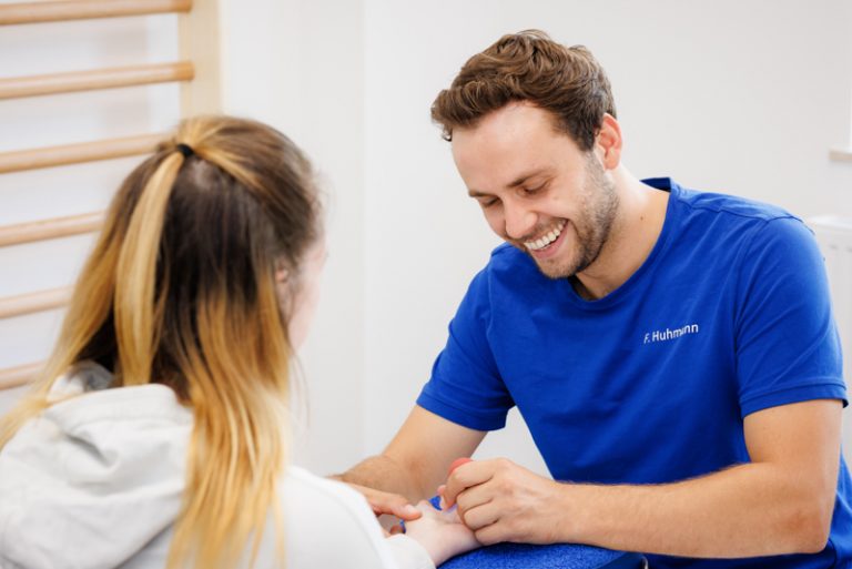Der Fotograf dokumentiert eine therapeutische Sitzung, sei es in der Logopädie oder Physiotherapie. In der Logopädie arbeitet der Therapeut mit einem Patienten an Sprachübungen, während in der Physiotherapie manuelle Therapien durchgeführt werden. Der Fokus liegt auf der professionellen Behandlung und der ruhigen, vertrauensvollen Praxisatmosphäre.
