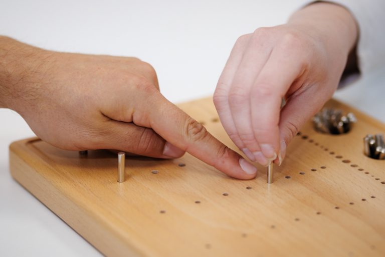 Der Fotograf dokumentiert eine therapeutische Sitzung, sei es in der Logopädie oder Physiotherapie. In der Logopädie arbeitet der Therapeut mit einem Patienten an Sprachübungen, während in der Physiotherapie manuelle Therapien durchgeführt werden. Der Fokus liegt auf der professionellen Behandlung und der ruhigen, vertrauensvollen Praxisatmosphäre.