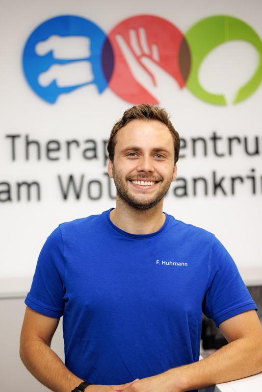 Der Fotograf dokumentiert eine therapeutische Sitzung, sei es in der Logopädie oder Physiotherapie. In der Logopädie arbeitet der Therapeut mit einem Patienten an Sprachübungen, während in der Physiotherapie manuelle Therapien durchgeführt werden. Der Fokus liegt auf der professionellen Behandlung und der ruhigen, vertrauensvollen Praxisatmosphäre.