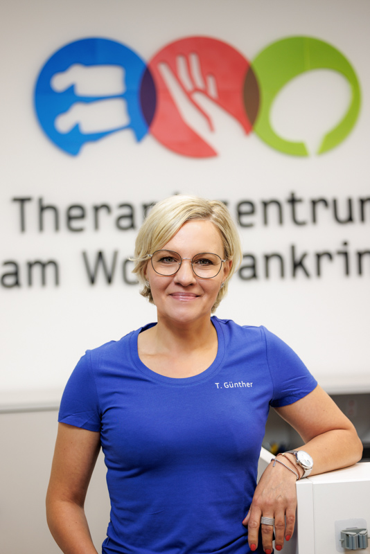 Der Fotograf dokumentiert eine therapeutische Sitzung, sei es in der Logopädie oder Physiotherapie. In der Logopädie arbeitet der Therapeut mit einem Patienten an Sprachübungen, während in der Physiotherapie manuelle Therapien durchgeführt werden. Der Fokus liegt auf der professionellen Behandlung und der ruhigen, vertrauensvollen Praxisatmosphäre.