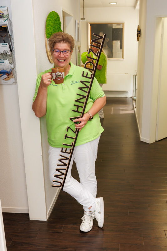 Der Fotograf dokumentiert eine Zahnbehandlung in einer modernen Zahnarztpraxis, mit dem Fokus auf die präzise Arbeit des Zahnarztes und der Verwendung innovativer Technik. Zusätzlich werden Mitarbeiterportraits des Zahnarztteams aufgenommen, um die Fachkompetenz und Professionalität der Praxis zu zeigen. Gruppenfotos des Teams ergänzen die authentische Darstellung der Praxisatmosphäre