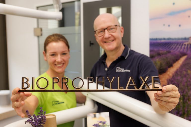 Der Fotograf dokumentiert eine Zahnbehandlung in einer modernen Zahnarztpraxis, mit dem Fokus auf die präzise Arbeit des Zahnarztes und der Verwendung innovativer Technik. Zusätzlich werden Mitarbeiterportraits des Zahnarztteams aufgenommen, um die Fachkompetenz und Professionalität der Praxis zu zeigen. Gruppenfotos des Teams ergänzen die authentische Darstellung der Praxisatmosphäre