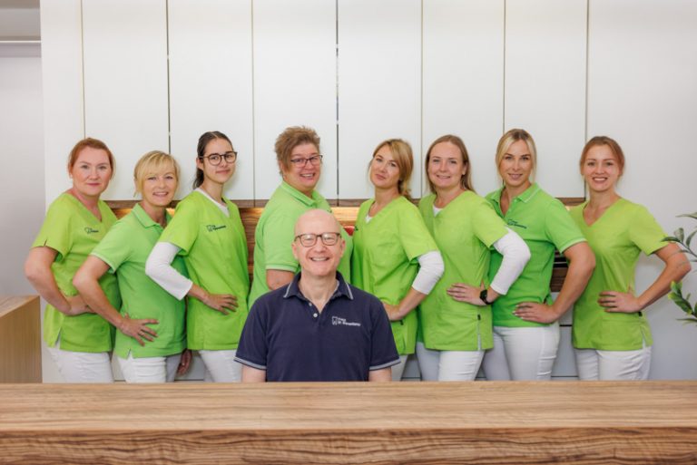 Der Fotograf dokumentiert eine Zahnbehandlung in einer modernen Zahnarztpraxis, mit dem Fokus auf die präzise Arbeit des Zahnarztes und der Verwendung innovativer Technik. Zusätzlich werden Mitarbeiterportraits des Zahnarztteams aufgenommen, um die Fachkompetenz und Professionalität der Praxis zu zeigen. Gruppenfotos des Teams ergänzen die authentische Darstellung der Praxisatmosphäre