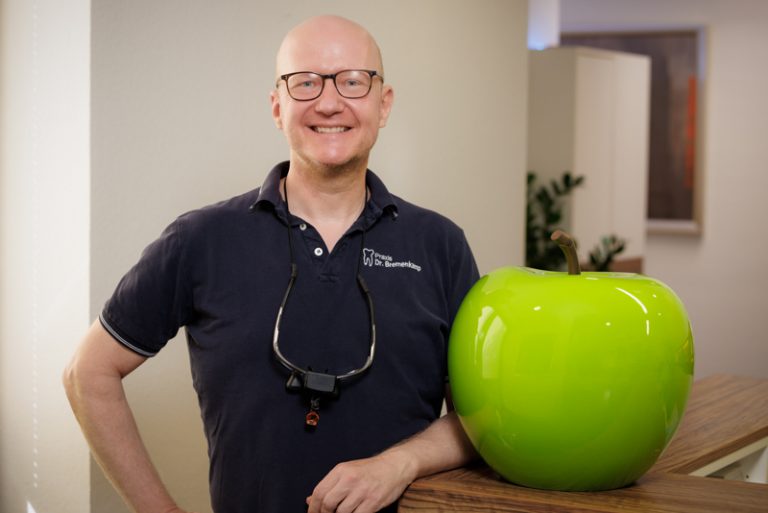 Der Fotograf dokumentiert eine Zahnbehandlung in einer modernen Zahnarztpraxis, mit dem Fokus auf die präzise Arbeit des Zahnarztes und der Verwendung innovativer Technik. Zusätzlich werden Mitarbeiterportraits des Zahnarztteams aufgenommen, um die Fachkompetenz und Professionalität der Praxis zu zeigen. Gruppenfotos des Teams ergänzen die authentische Darstellung der Praxisatmosphäre