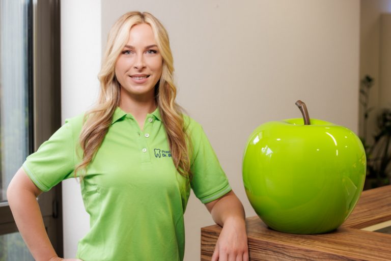 Der Fotograf dokumentiert eine Zahnbehandlung in einer modernen Zahnarztpraxis, mit dem Fokus auf die präzise Arbeit des Zahnarztes und der Verwendung innovativer Technik. Zusätzlich werden Mitarbeiterportraits des Zahnarztteams aufgenommen, um die Fachkompetenz und Professionalität der Praxis zu zeigen. Gruppenfotos des Teams ergänzen die authentische Darstellung der Praxisatmosphäre