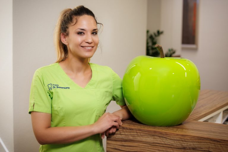 Der Fotograf dokumentiert eine Zahnbehandlung in einer modernen Zahnarztpraxis, mit dem Fokus auf die präzise Arbeit des Zahnarztes und der Verwendung innovativer Technik. Zusätzlich werden Mitarbeiterportraits des Zahnarztteams aufgenommen, um die Fachkompetenz und Professionalität der Praxis zu zeigen. Gruppenfotos des Teams ergänzen die authentische Darstellung der Praxisatmosphäre