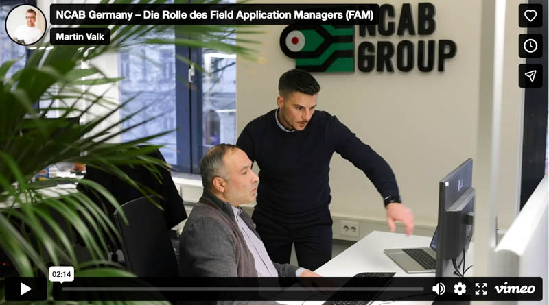 Mitarbeiterinterview bei NCAB Germany – zwei Mitarbeiter im Gespräch vor NCAB Group Logo, produziert von Fotograf und Videograf Martin Valk aus Duisburg