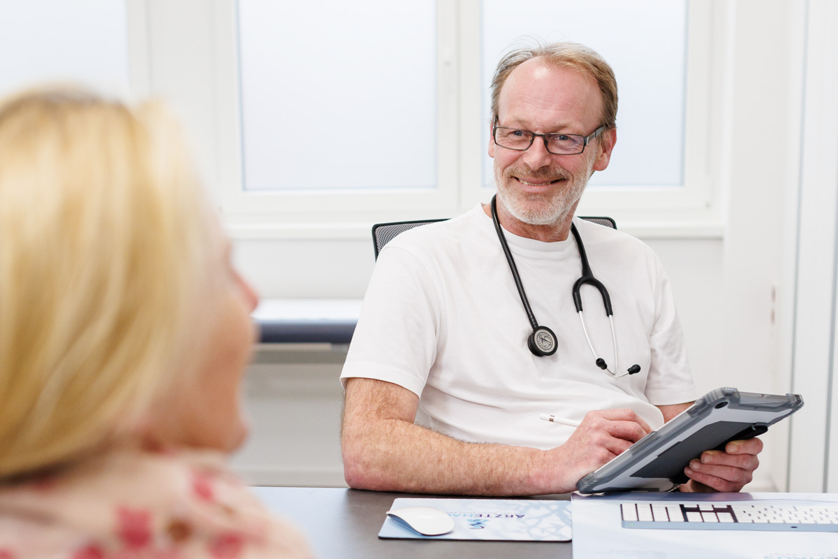 Der Fotograf dokumentiert eine moderne Arztpraxis oder Pflegedienst, in der das professionelle Team und die hochwertige Ausstattung im Vordergrund stehen. Patienten und Ärzte oder Pflegekräfte in natürlicher Interaktion vermitteln Vertrauen.