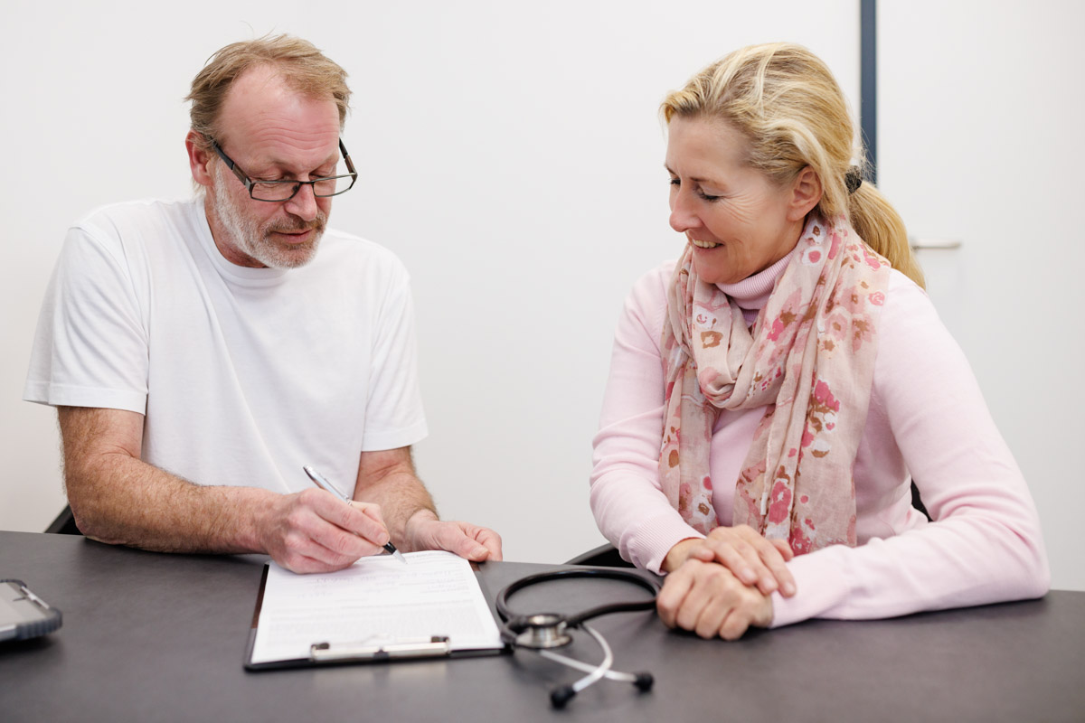 Der Fotograf dokumentiert eine moderne Arztpraxis oder Pflegedienst, in der das professionelle Team und die hochwertige Ausstattung im Vordergrund stehen. Patienten und Ärzte oder Pflegekräfte in natürlicher Interaktion vermitteln Vertrauen.