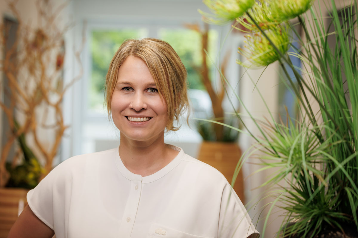 Der Fotograf dokumentiert eine moderne Arztpraxis oder Pflegedienst, in der das professionelle Team und die hochwertige Ausstattung im Vordergrund stehen. Patienten und Ärzte oder Pflegekräfte in natürlicher Interaktion vermitteln Vertrauen.