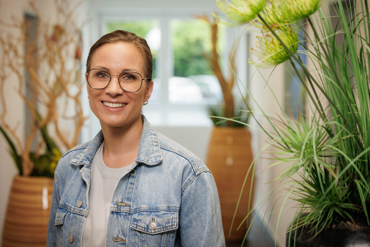 Der Fotograf dokumentiert eine moderne Arztpraxis oder Pflegedienst, in der das professionelle Team und die hochwertige Ausstattung im Vordergrund stehen. Patienten und Ärzte oder Pflegekräfte in natürlicher Interaktion vermitteln Vertrauen.