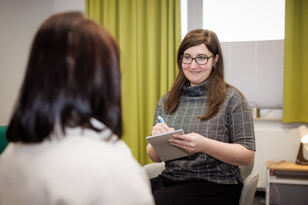 Der Fotograf dokumentiert eine moderne Arztpraxis oder Pflegedienst, in der das professionelle Team und die hochwertige Ausstattung im Vordergrund stehen. Patienten und Ärzte oder Pflegekräfte in natürlicher Interaktion vermitteln Vertrauen.