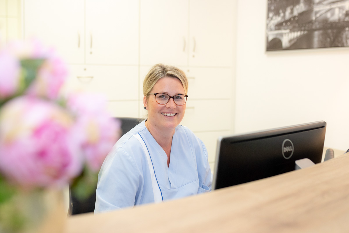Der Fotograf dokumentiert eine moderne Dialysebehandlung in einer spezialisierten Klinik. Patienten werden von erfahrenem Pflegepersonal betreut, während sie die Dialysebehandlung erhalten. Die professionelle Atmosphäre und die fortschrittliche Ausstattung stehen im Fokus.