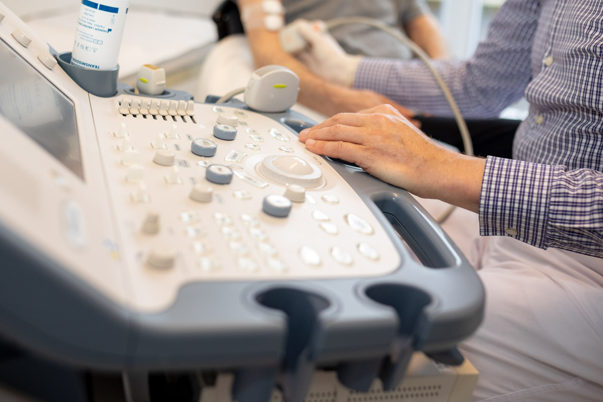 Der Fotograf dokumentiert eine moderne Dialysebehandlung in einer spezialisierten Klinik. Patienten werden von erfahrenem Pflegepersonal betreut, während sie die Dialysebehandlung erhalten. Die professionelle Atmosphäre und die fortschrittliche Ausstattung stehen im Fokus.