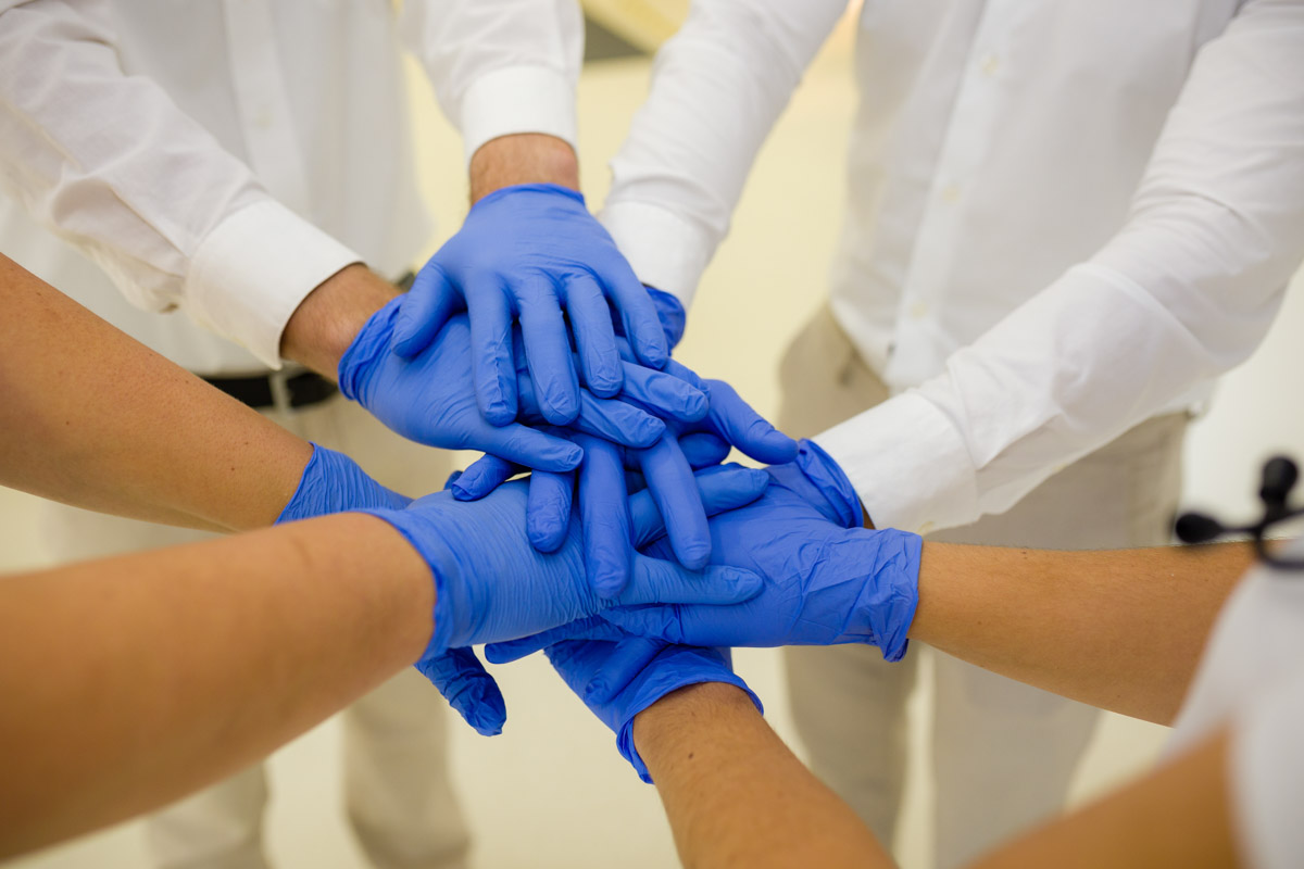 Der Fotograf dokumentiert eine moderne Dialysebehandlung in einer spezialisierten Klinik. Patienten werden von erfahrenem Pflegepersonal betreut, während sie die Dialysebehandlung erhalten. Die professionelle Atmosphäre und die fortschrittliche Ausstattung stehen im Fokus.