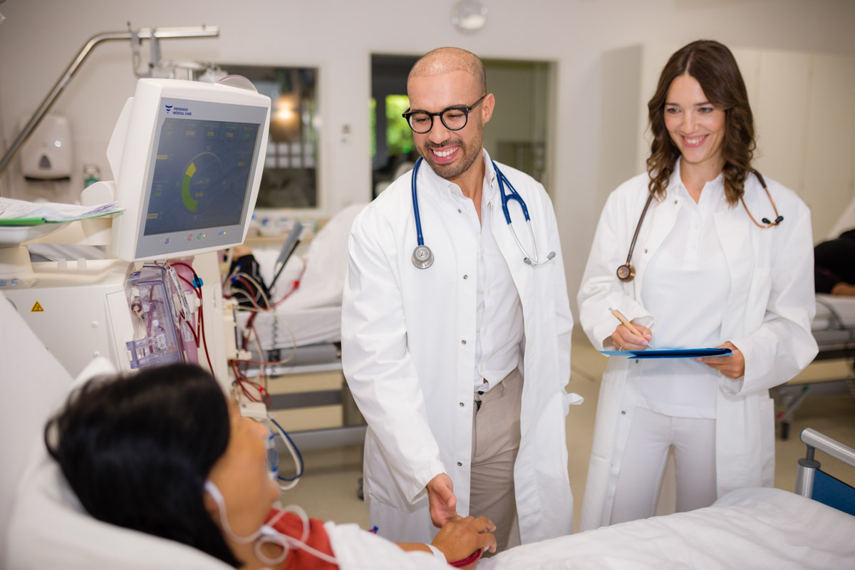 Der Fotograf dokumentiert eine moderne Dialysebehandlung in einer spezialisierten Klinik. Patienten werden von erfahrenem Pflegepersonal betreut, während sie die Dialysebehandlung erhalten. Die professionelle Atmosphäre und die fortschrittliche Ausstattung stehen im Fokus.