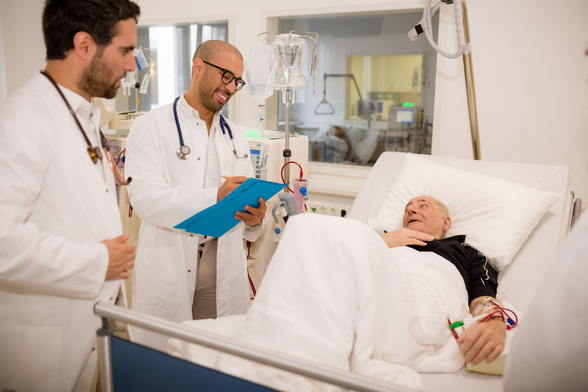 Der Fotograf dokumentiert eine moderne Dialysebehandlung in einer spezialisierten Klinik. Patienten werden von erfahrenem Pflegepersonal betreut, während sie die Dialysebehandlung erhalten. Die professionelle Atmosphäre und die fortschrittliche Ausstattung stehen im Fokus.