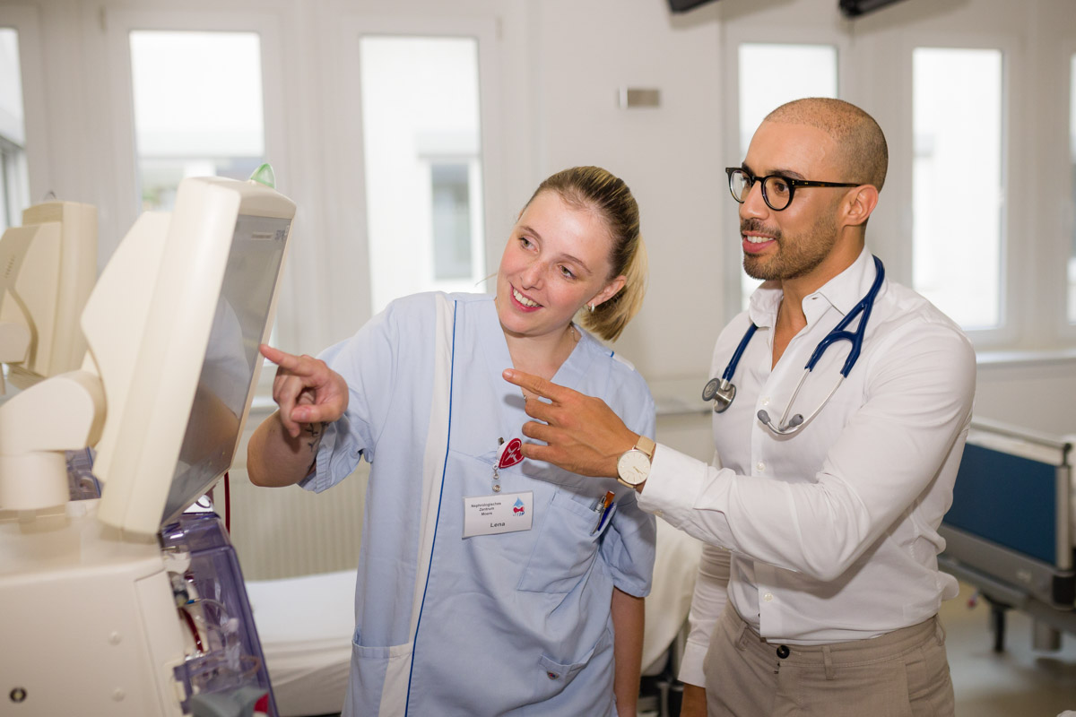 Der Fotograf dokumentiert eine moderne Dialysebehandlung in einer spezialisierten Klinik. Patienten werden von erfahrenem Pflegepersonal betreut, während sie die Dialysebehandlung erhalten. Die professionelle Atmosphäre und die fortschrittliche Ausstattung stehen im Fokus.