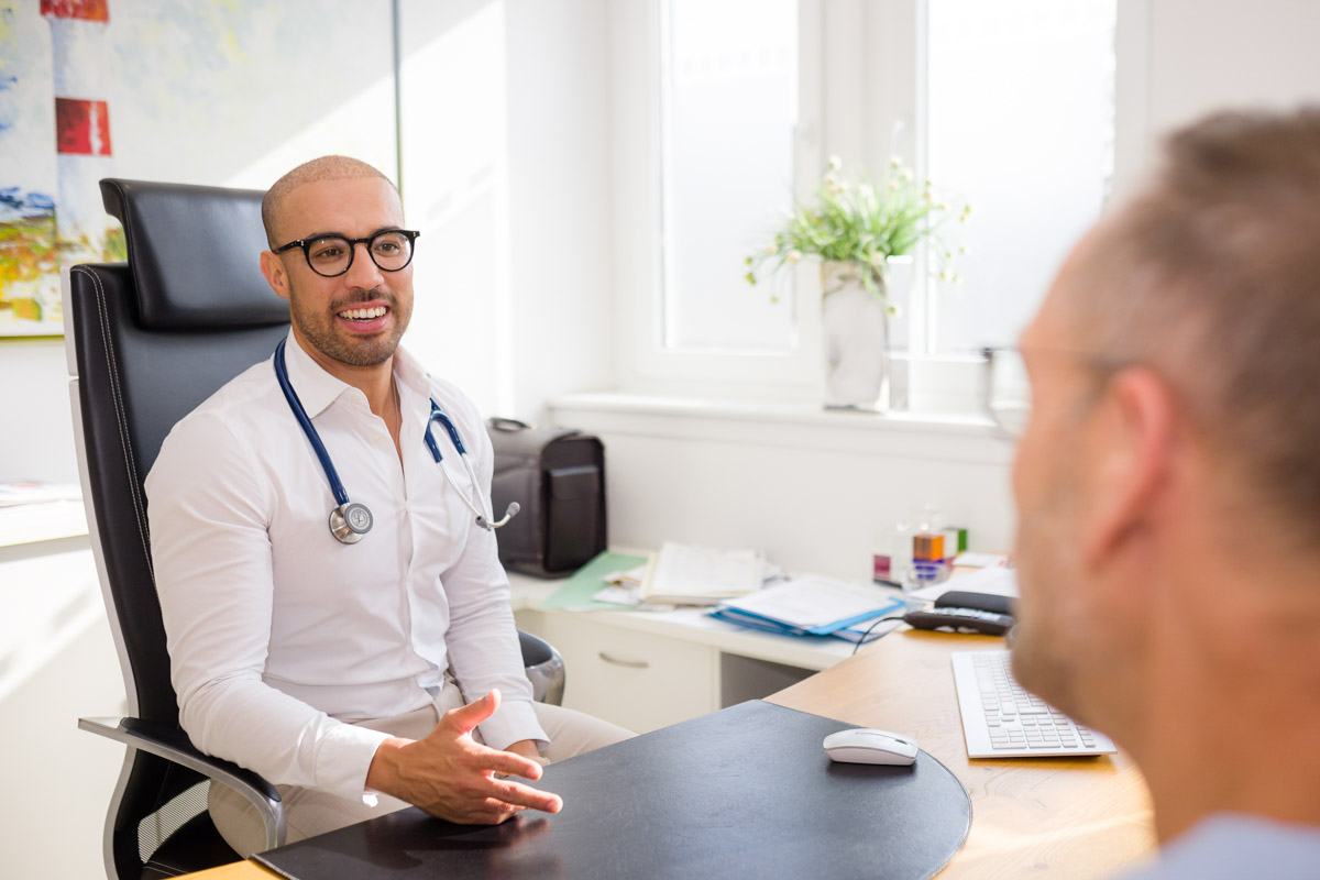 Der Fotograf dokumentiert eine moderne Dialysebehandlung in einer spezialisierten Klinik. Patienten werden von erfahrenem Pflegepersonal betreut, während sie die Dialysebehandlung erhalten. Die professionelle Atmosphäre und die fortschrittliche Ausstattung stehen im Fokus.