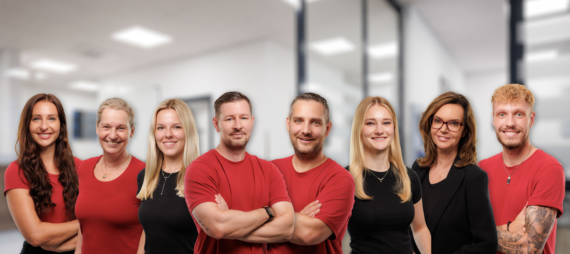 Gruppenfoto eines Physiotherapie-Teams aus Einzelporträts zusammengesetzt, in mehreren Hintergrundvarianten