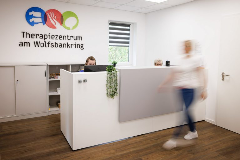Heller Empfangsbereich und Praxisräume einer Physiotherapiepraxis, fotografiert von Fotograf Martin Valk