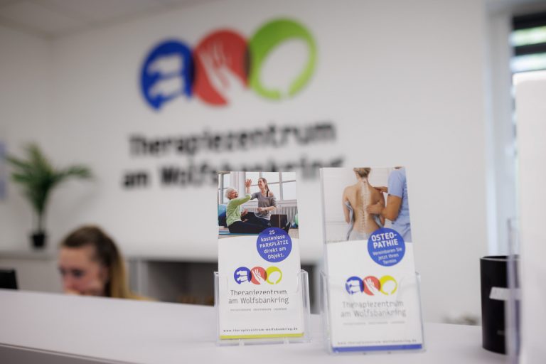 Heller Empfangsbereich und Praxisräume einer Physiotherapiepraxis, fotografiert von Fotograf Martin Valk