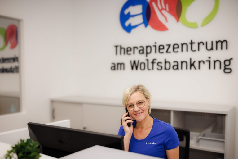 Heller Empfangsbereich und Praxisräume einer Physiotherapiepraxis, fotografiert von Fotograf Martin Valk