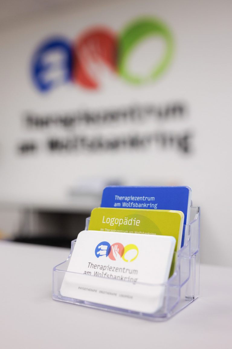 Heller Empfangsbereich und Praxisräume einer Physiotherapiepraxis, fotografiert von Fotograf Martin Valk
