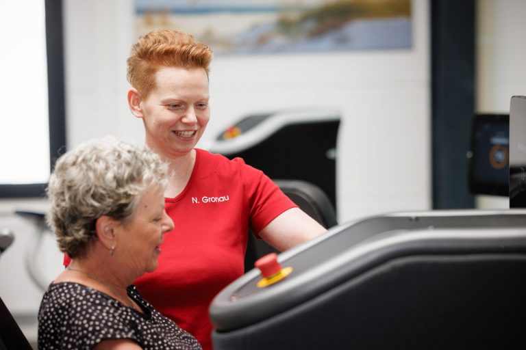 Physiotherapeuten betreuen Patienten beim Gerätetraining und bei Übungen in der medizinischen Trainingstherapie