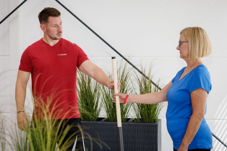 Physiotherapeuten betreuen Patienten beim Gerätetraining und bei Übungen in der medizinischen Trainingstherapie